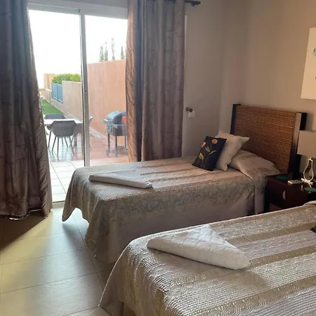 Amazing Villa Overlooking The Golf Course With Sea View فيلة *